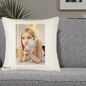 Perna Personalizata K-pop BLACKPINK Rose cu Papusa Iepure, 40x40 cm, Crem Reliefat, Husa Detasabila, Perna Inclusa, BEKZ®