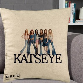 Perna Personalizata K-pop KATSEYE Foto Grup Blugi, 40x40 cm, Bej, Husa Detasabila, Perna Inclusa, BEKZ®