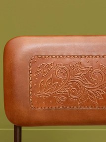 Scaun de dining din piele maro, cu motive florale gravate și cusătură decorativă, cadru metalic, finisaj patinat, 78×45×52 cm, „Country"