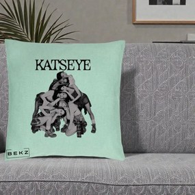 Perna Personalizata K-pop KATSEYE Foto Roz Vintage, 40x40 cm, Verde Menta, Husa Detasabila, Perna Inclusa, BEKZ®