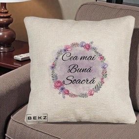 Cadou pentru Soacra - Perna Personalizata Cea mai Buna Soacra cu Coronita Flori Roz si Mov, 40x40 cm, Bej Canapea, Husa Detasabila, Perna Inclusa, BEKZ®