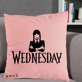 Perna Personalizata Wednesday Addams cu Brate Incrucisate, 40x40 cm, Roz, Husa Detasabila, Perna Inclusa, BEKZ®