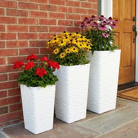Outsunny Set de 3 Ghivece de Exterior Suprapozabile cu Model Ondulat, Ghivece Pătrate din Plastic pentru Flori cu Orificii de Drenaj, 42/55/65 cm, Alb, Negru, Maro | Aosom Romania