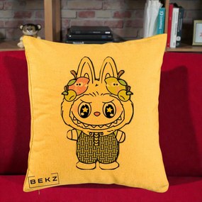 Perna Personalizata Labubu Galben cu Mere si Salopeta, 40x40 cm, Galben, Husa Detasabila, Perna Inclusa, BEKZ®
