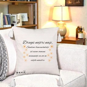 Cadou pentru Nasi - Perna Personalizata Dragii Nostri Nasi Suntem Binecuvantati cu Floricele, 40x40 cm, Bej cu Franjuri, Husa Detasabila, Perna Inclusa, BEKZ®