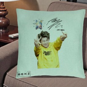 Perna Personalizata K-pop BTS RM Namjoon Hanorac Galben Autograf, 40x40 cm, Verde Menta, Husa Detasabila, Perna Inclusa, BEKZ®