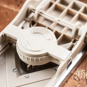 Răzătoare de legume Kinghoff KH 2006, grosime reglabilă, lame în formă de V, Julienne 5 mm, bej/gri