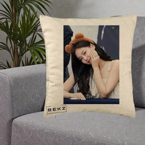Perna Personalizata K-pop BLACKPINK Jennie Cute cu Diadema Ursulet, 40x40 cm, Bej, Husa Detasabila, Perna Inclusa, BEKZ®