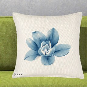 Perna Decorativa Magnolie Albastra Acuarela, 40x40 cm, Crem Reliefat, Husa Detasabila, Perna Inclusa, BEKZ®