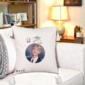 Perna Personalizata K-pop BTS RM Namjoon Portret Cerc cu Autograf, 40x40 cm, Bej cu Franjuri, Husa Detasabila, Perna Inclusa, BEKZ®