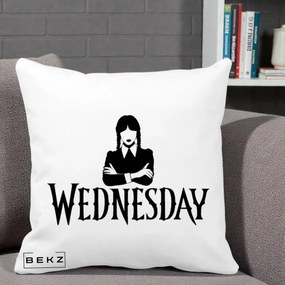 Perna Personalizata Wednesday Addams cu Brate Incrucisate, 40x40 cm, Alba Mata, Husa Detasabila, Perna Inclusa, BEKZ®