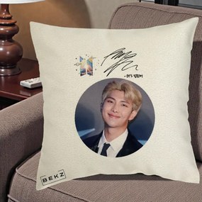 Perna Personalizata K-pop BTS RM Namjoon Portret Cerc cu Autograf, 40x40 cm, Ecru, Husa Detasabila, Perna Inclusa, BEKZ®