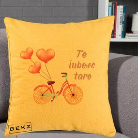 Perna Decorativa Te Iubesc Tare cu Bicicleta Roz si Baloane Inima, 40x40 cm, Galben, Husa Detasabila, Perna Inclusa, BEKZ®