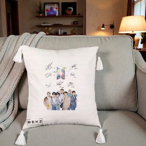 Perna Personalizata K-pop BTS Autografe Toti Membrii Fotografie, 40x40 cm, Bej cu Franjuri, Husa Detasabila, Perna Inclusa, BEKZ®