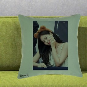 Perna Personalizata K-pop BLACKPINK Jennie Cute cu Diadema Ursulet, 40x40 cm, Verde, Husa Detasabila, Perna Inclusa, BEKZ®