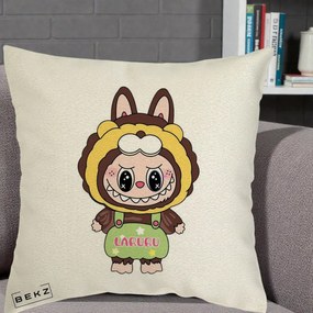 Perna Personalizata Labubu Leu Galben cu Salopeta, 40x40 cm, Ecru, Husa Detasabila, Perna Inclusa, BEKZ®