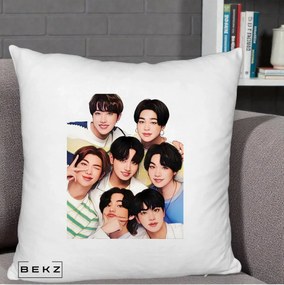 Perna Personalizata K-pop BTS Bangtan Boys Portret Grup Fanart, 40x40 cm, Alb Pufos, Husa Detasabila, Perna Inclusa, BEKZ®