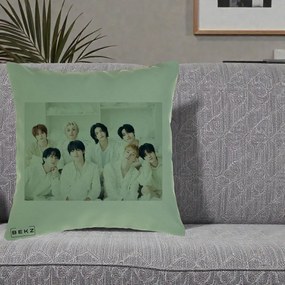 Perna Personalizata K-pop Stray Kids Foto Grup Alb All-White cu 8 Membrii, 40x40 cm, Verde, Husa Detasabila, Perna Inclusa, BEKZ®