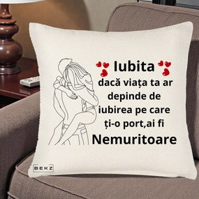 Cadou pentru Iubita - Perna Personalizata Iubita Nemuritoare cu Cuplu Line-Art si Inimi Rosii, 40x40 cm, Crem Reliefat, Husa Detasabila, Perna Inclusa, BEKZ®