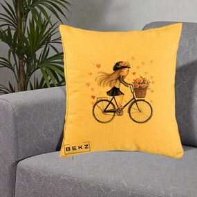 Perna Decorativa Fetita Kawaii pe Bicicleta cu Trandafiri si Inimioare, 40x40 cm, Galben, Husa Detasabila, Perna Inclusa, BEKZ®