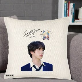 Perna Personalizata K-pop BTS Jin Portret Tinuta Albastra Autograf, 40x40 cm, Crem Reliefat, Husa Detasabila, Perna Inclusa, BEKZ®