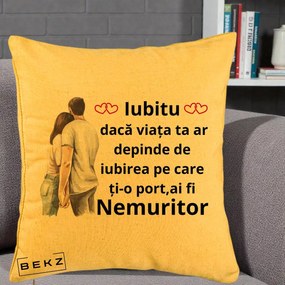 Cadou pentru Iubita - Perna Personalizata Iubitu Nemuritor cu Cuplu Acuarela si Inimi Rosii, 40x40 cm, Galben, Husa Detasabila, Perna Inclusa, BEKZ®