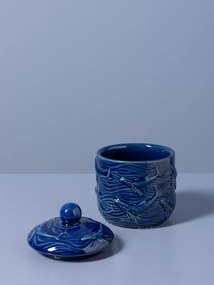 Cutie decorativă din ceramică artizanală cu motive marine sculptate în relief, formă cilindrică cu capac, albastru, finisaj lucios, 12,5×10 cm,