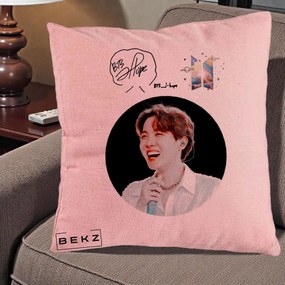 Perna Personalizata K-pop BTS J-Hope Portret cu Autograf, 40x40 cm, Roz, Husa Detasabila, Perna Inclusa, BEKZ®