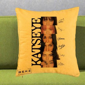 Perna Personalizata K-pop KATSEYE Semnaturi Membre Foto, 40x40 cm, Galben, Husa Detasabila, Perna Inclusa, BEKZ®