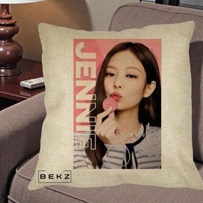 Perna Personalizata K-pop BLACKPINK Jennie cu Semnatura si Fond Roz, 40x40 cm, Crem, Husa Detasabila, Perna Inclusa, BEKZ®