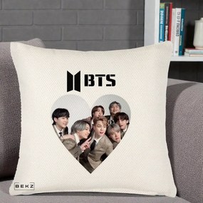 Perna Personalizata K-pop BTS Grup Fotografie in Inima, 40x40 cm, Crem Reliefat, Husa Detasabila, Perna Inclusa, BEKZ®