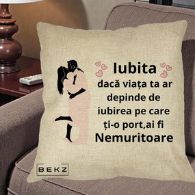 Cadou pentru Iubita - Perna Personalizata Iubita Nemuritoare cu Siluete de Cuplu, 40x40 cm, Crem, Husa Detasabila, Perna Inclusa, BEKZ®