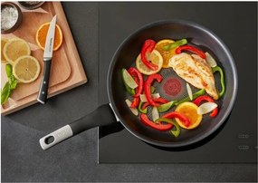 La mâna a doua: Tiga Tefal G2550572, 26 cm, Thermo-Spot, acoperire antiaderentă din titan X6, pentru plite cu inducție, negru
