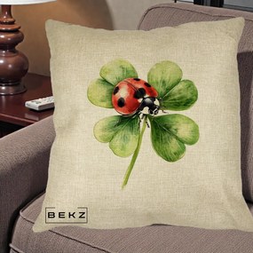 Perna Decorativa Buburuza Norocoasa pe Trifoi cu Patru Foi, 40x40 cm, Crem, Husa Detasabila, Perna Inclusa, BEKZ®
