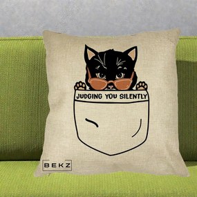 Perna Decorativa Judging You Silently Pisica Buzunar, 40x40 cm, Crem, Husa Detasabila, Perna Inclusa, BEKZ®
