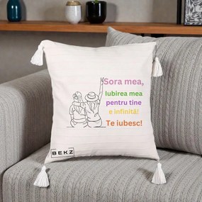 Cadou pentru Sora - Perna Personalizata Sora Mea Te Iubesc Doua Fete cu Palarie si Umbrela, 40x40 cm, Bej cu Franjuri, Husa Detasabila, Perna Inclusa, BEKZ®