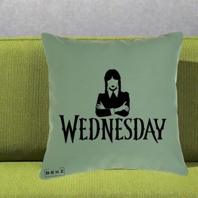Perna Personalizata Wednesday Addams cu Brate Incrucisate, 40x40 cm, Verde, Husa Detasabila, Perna Inclusa, BEKZ®