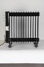 Calorifer electric Floria ZLN3673,Negru 2500 W, 13 elementi, 3 trepte de putere, Termostat reglabil, Protectie supra-incalzire, Indicator luminos,
