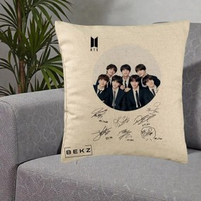 Perna Personalizata K-pop BTS Fotografie Grup Costum Negru si Autografe Cerc, 40x40 cm, Bej, Husa Detasabila, Perna Inclusa, BEKZ®