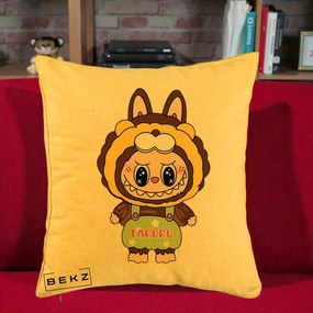 Perna Personalizata Labubu Leu Galben cu Salopeta, 40x40 cm, Galben, Husa Detasabila, Perna Inclusa, BEKZ®