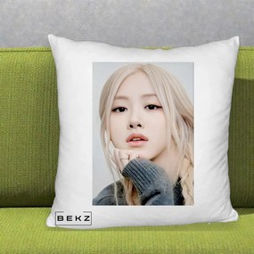 Perna Personalizata K-pop BLACKPINK Rose cu Jucarie de Plus, 40x40 cm, Alb Pufos, Husa Detasabila, Perna Inclusa, BEKZ®
