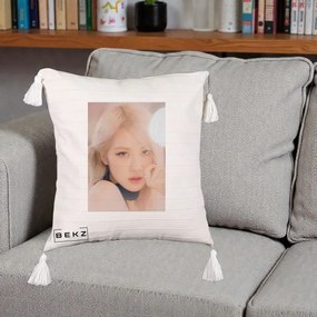 Perna Personalizata K-pop BLACKPINK Rose Blond cu Inel Roz Pastel, 40x40 cm, Bej cu Franjuri, Husa Detasabila, Perna Inclusa, BEKZ®
