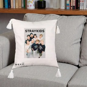 Perna Personalizata K-pop Stray Kids STRAYKIDS Alb-Negru cu Foto Grup, 40x40 cm, Bej cu Franjuri, Husa Detasabila, Perna Inclusa, BEKZ®