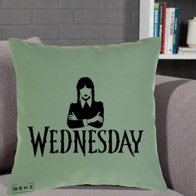 Perna Personalizata Wednesday Addams cu Brate Incrucisate, 40x40 cm, Verde, Husa Detasabila, Perna Inclusa, BEKZ®