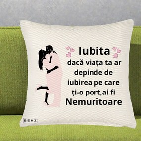 Cadou pentru Iubita - Perna Personalizata Iubita Nemuritoare cu Siluete de Cuplu, 40x40 cm, Crem Reliefat, Husa Detasabila, Perna Inclusa, BEKZ®