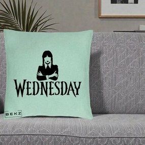 Perna Personalizata Wednesday Addams cu Brate Incrucisate, 40x40 cm, Verde Menta, Husa Detasabila, Perna Inclusa, BEKZ®