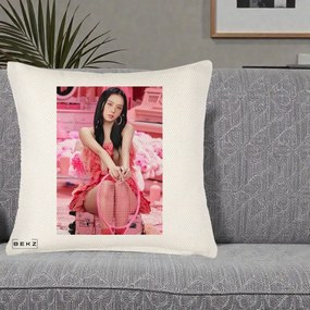 Perna Personalizata K-pop BLACKPINK Jisoo Pink Room, 40x40 cm, Crem Reliefat, Husa Detasabila, Perna Inclusa, BEKZ®