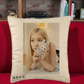 Perna Personalizata K-pop BLACKPINK Rose cu Papusa Iepure, 40x40 cm, Bej, Husa Detasabila, Perna Inclusa, BEKZ®