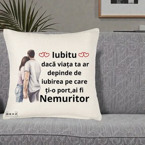 Cadou pentru Iubita - Perna Personalizata Iubitu Nemuritor cu Cuplu Acuarela si Inimi Rosii, 40x40 cm, Crem Reliefat, Husa Detasabila, Perna Inclusa, BEKZ®