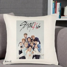 Perna personalizata K-pop Stray Kids cu Foto Grup Alb-Albastru, 45x45 cm cu Umplutura, Crem Reliefat, BEKZ